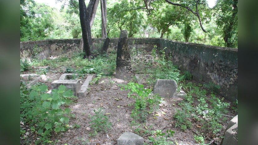El antropólogo Chapurukha Kusimba de la Universidad del Sur de Florida hizo de la investigación de la cultura swahili la misión de su vida.  Después de recibir la aprobación de la gente de Swahili, Kusimba pudo excavar los restos del cementerio.