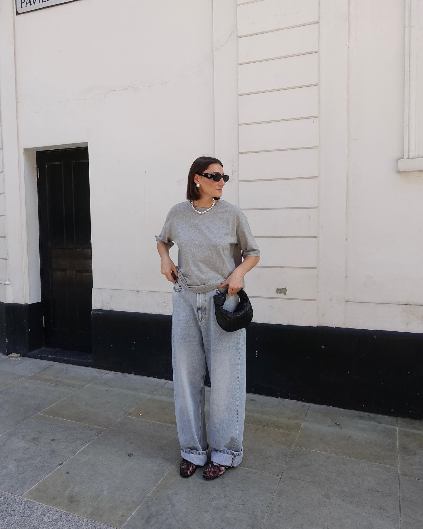 Classic Summer Outfits: @sarahlouiseblythe wears loose-fit jeans and a roomy grey t-shirt