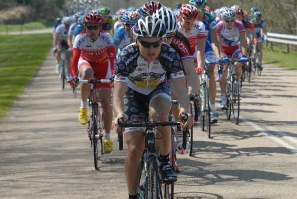 The peloton keeps the break at a close distance