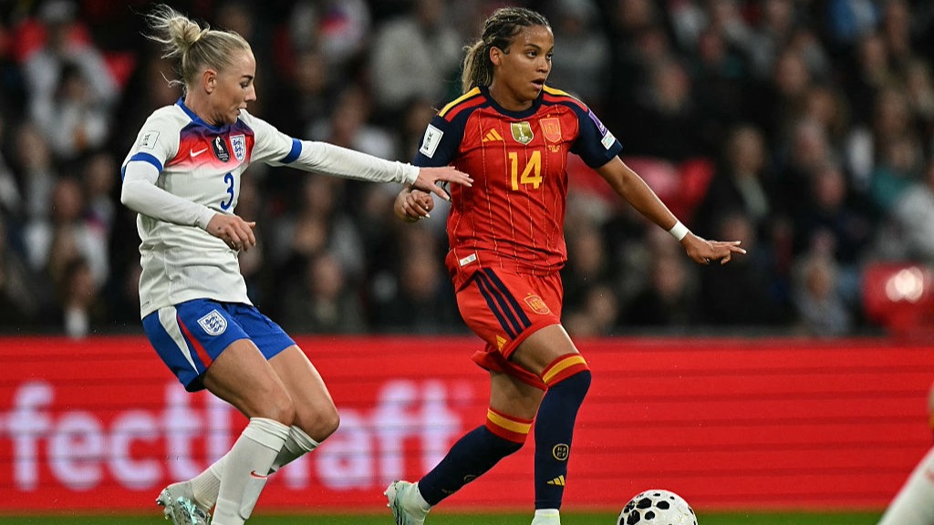 Alex Greenwood of England challenges Spain Vicky Lopez during the teams' Women's World Cup 2027 qualifier in April 2026.