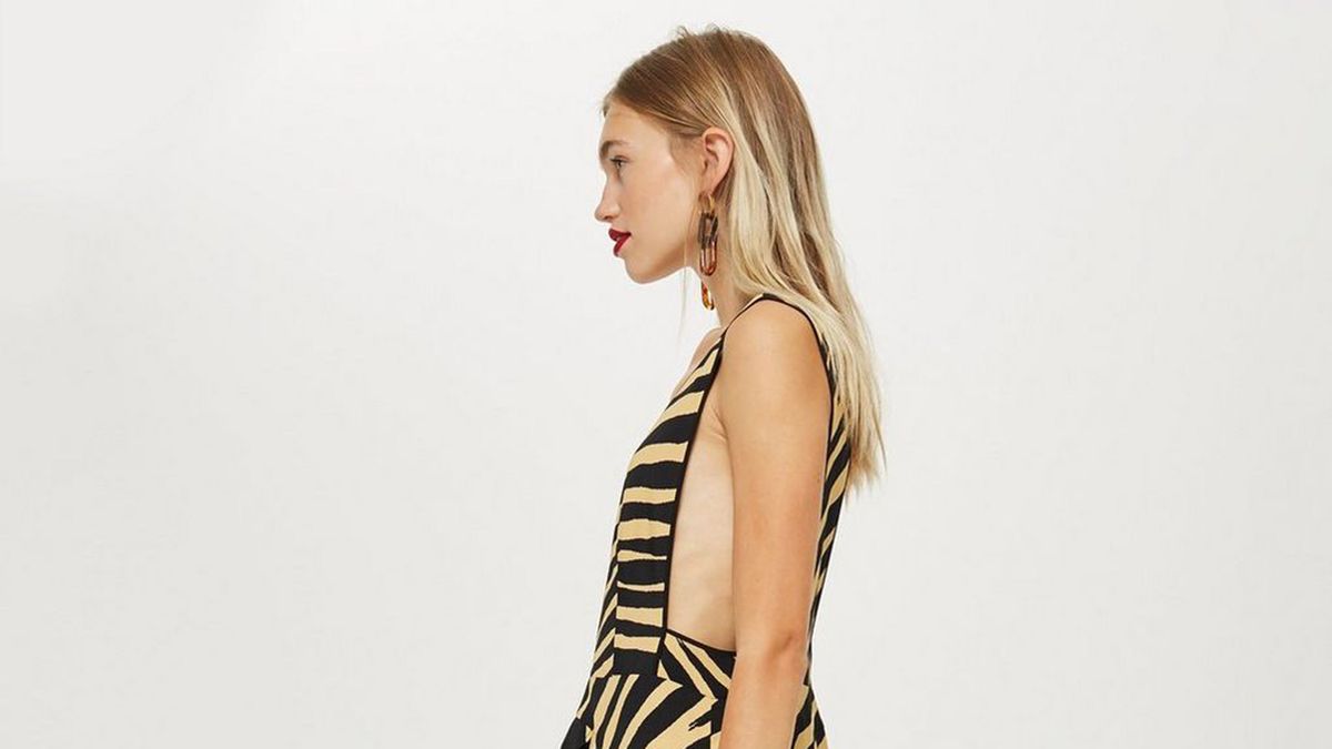 Cette robe Topshop à guichets fermés est maintenant disponible dans un nouvel imprimé pour l'automne-hiver 2018 et je la veux vraiment