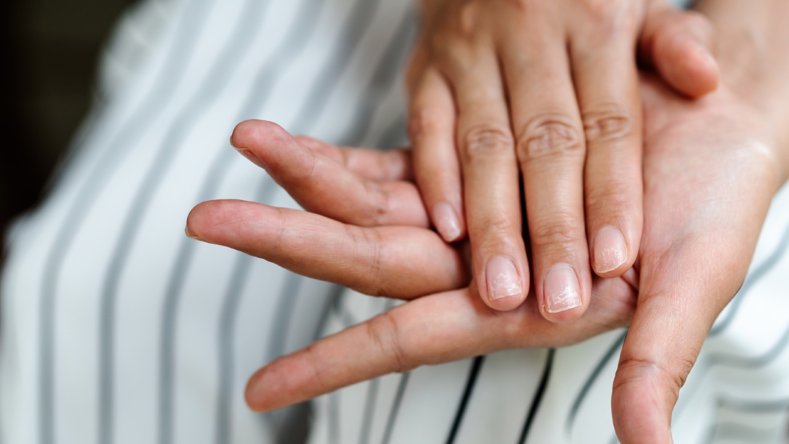 Woman Shares Unusual Finger Clubbing Symptom Of Lung Cancer On Social Media Woman Home