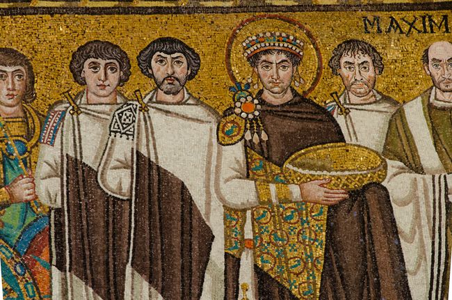 İmparator Justinian ve destekçilerinin bir mozaiği. 