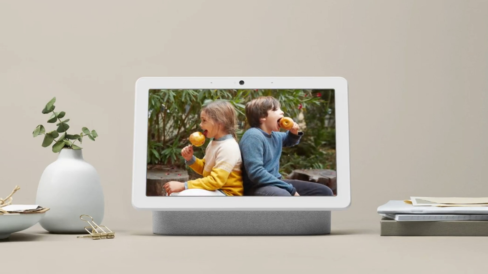 Google Nest Hub Max - Smart Home Speaker and 10 Display with