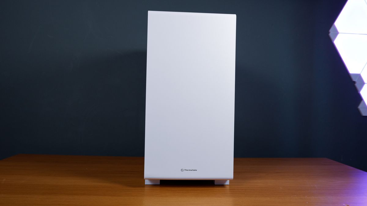 A white gaming PC built using a Thermaltake PC case, Cooler Master fans, and an AMD CPU.