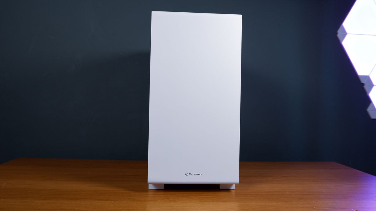 A white gaming PC built using a Thermaltake PC case, Cooler Master fans, and an AMD CPU.