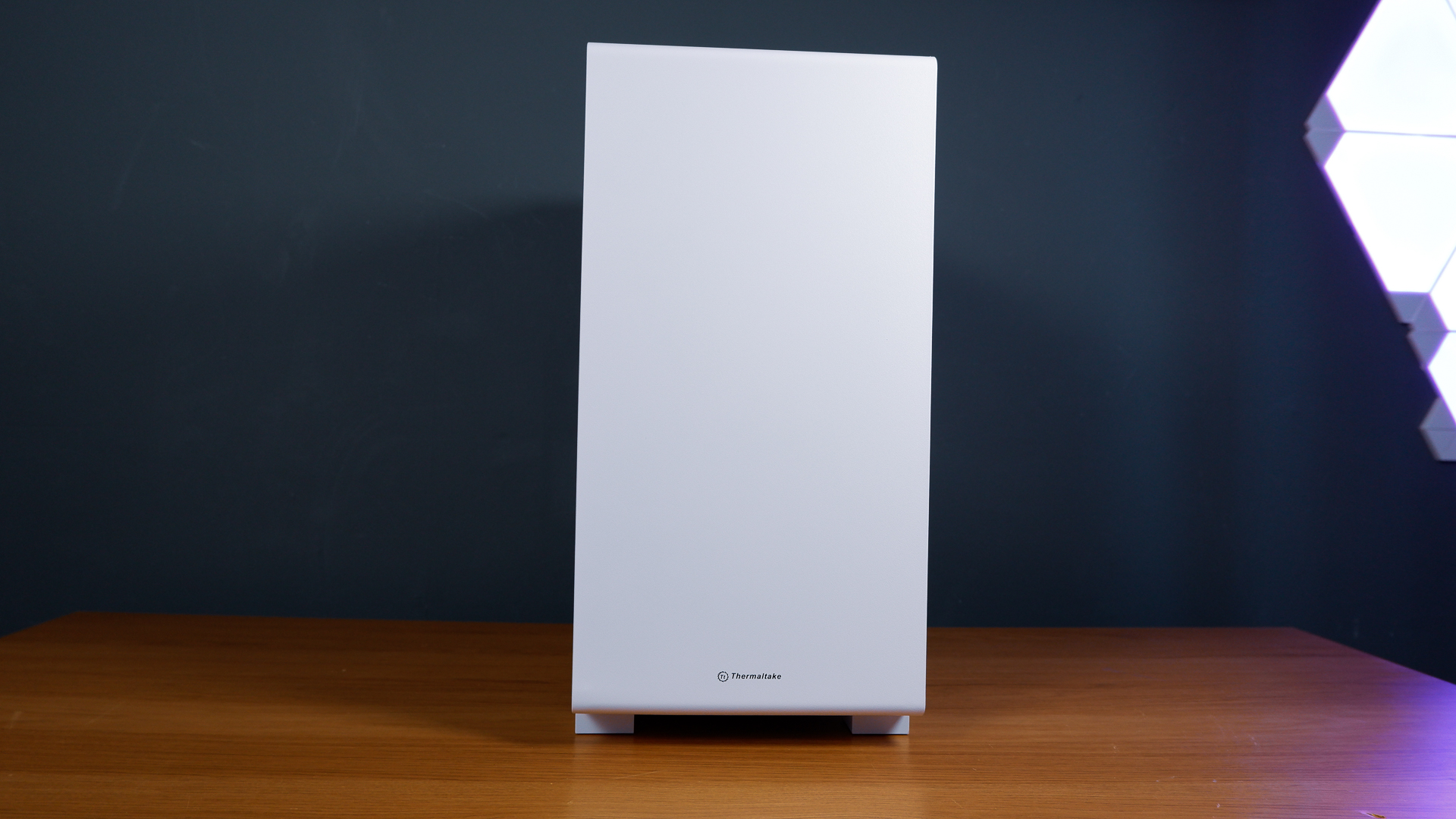 A white gaming PC built using a Thermaltake PC case, Cooler Master fans, and an AMD CPU.