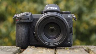 Nikon Z7 II kuvattuna edestäpäin ulkona