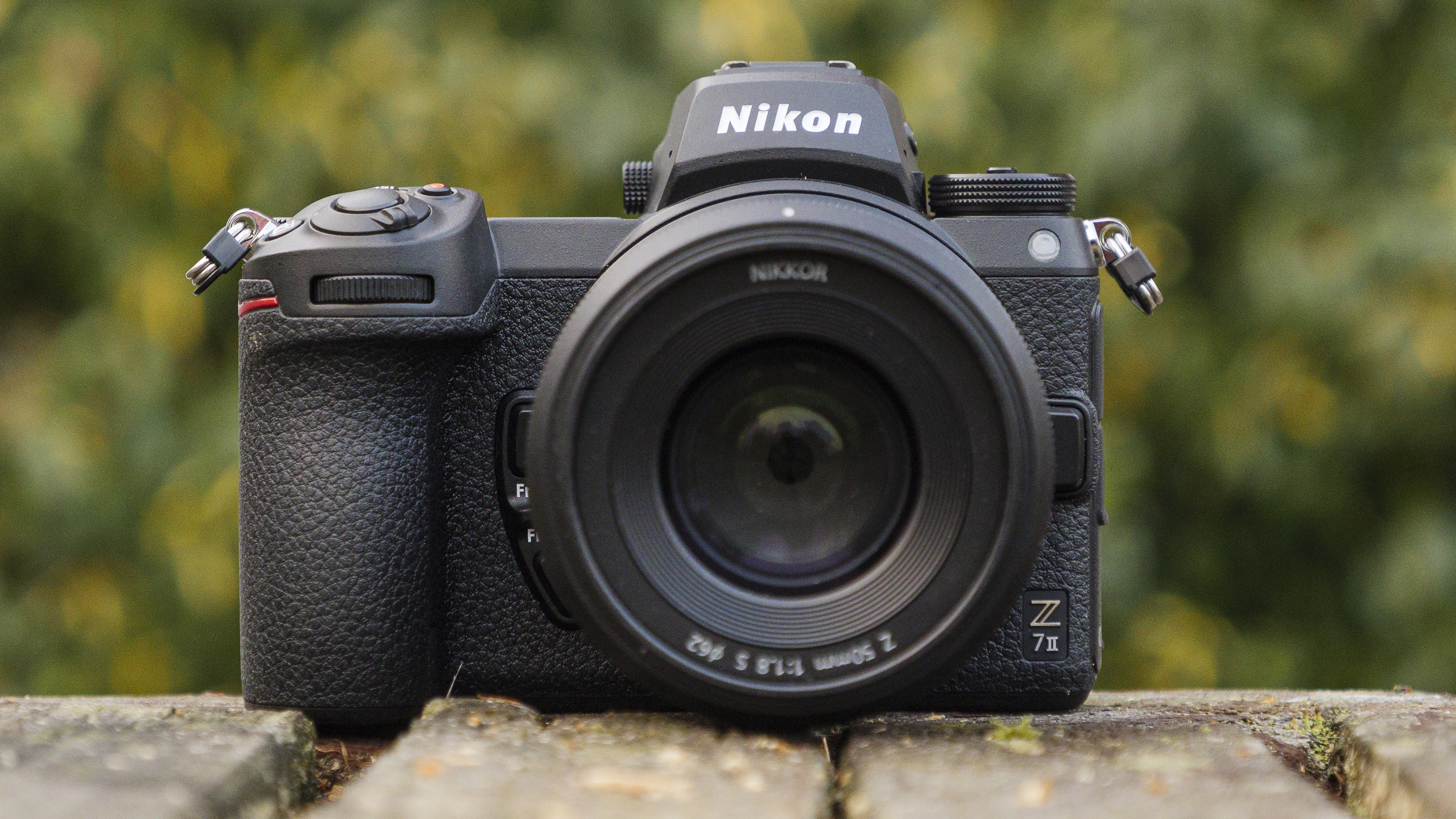 Kameraet Nikon Z7 II på en værbitt overflate.