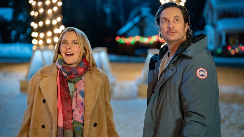 Alicia Silverstone as Kate and Oliver Hudson as Everett in A Merry Little Ex-Mas.