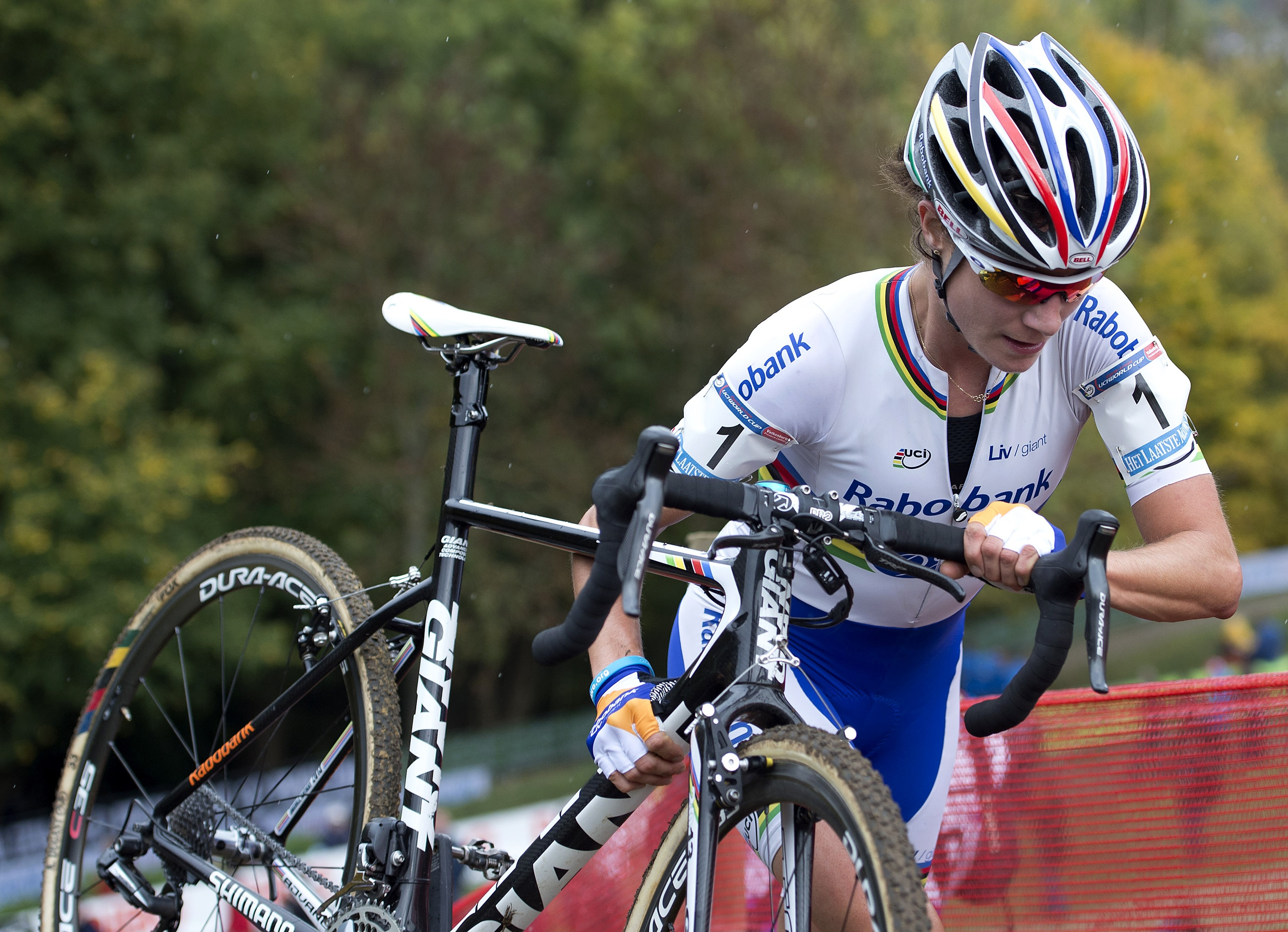 Marianne Vos racing in the rainbow jersey as world champion in a cyclo cross race