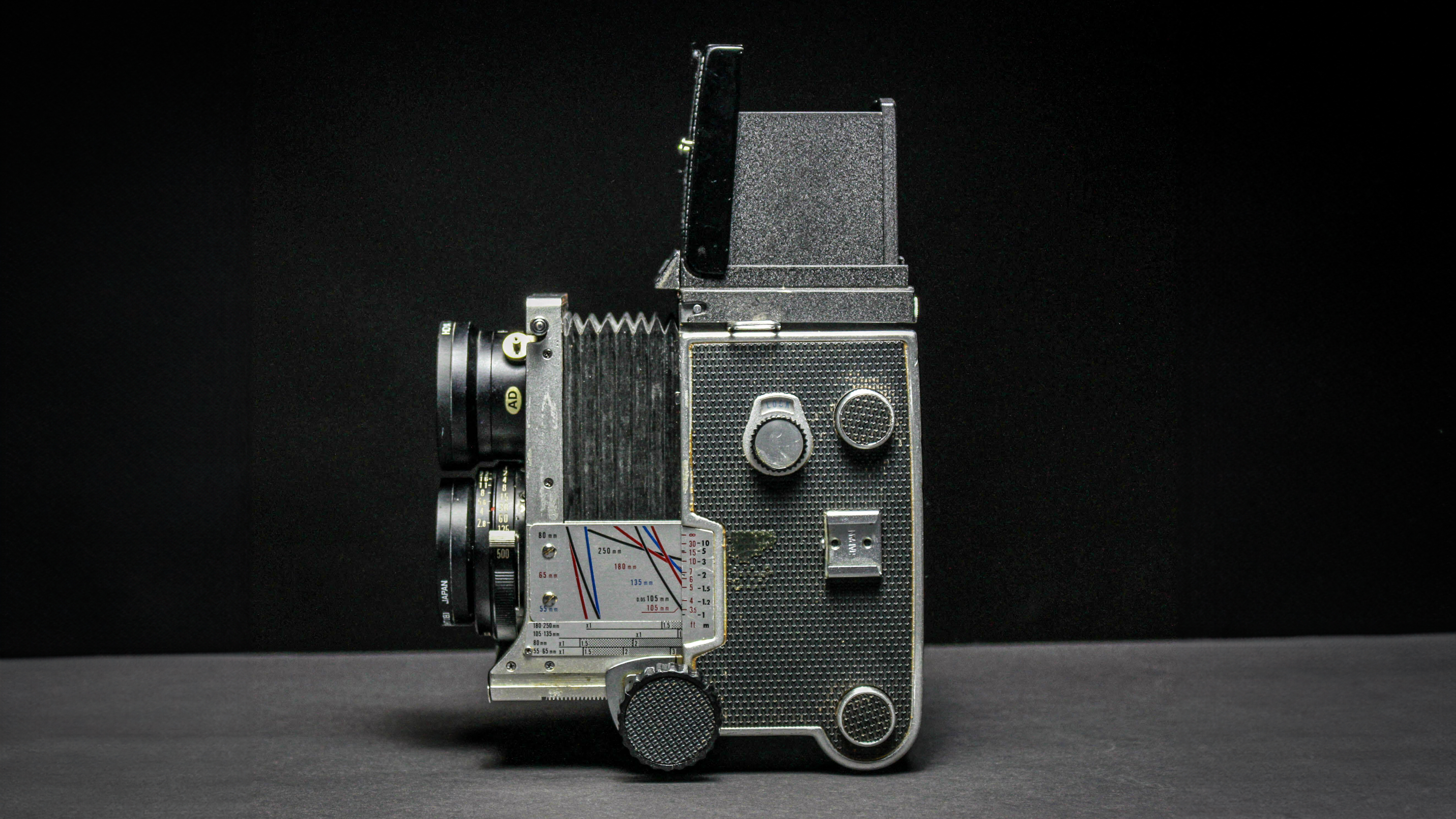 2G2BCY7 Mamiya c220 twin lens reflex medium format film camera.