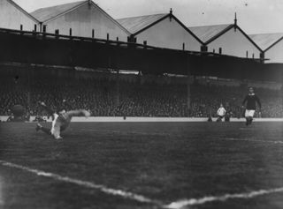 Arsenal vs Bury in October 1913.