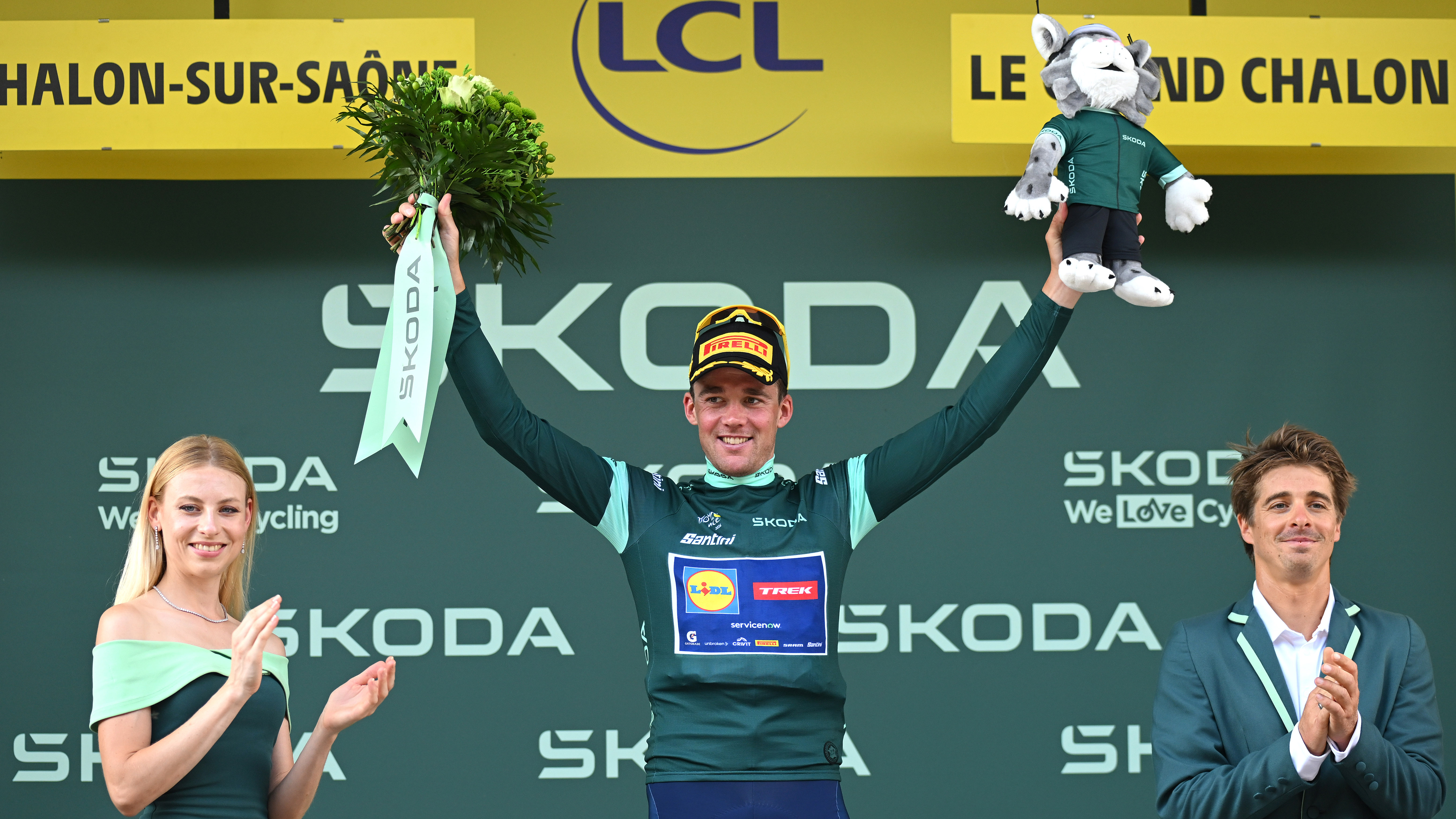 Mads Pedersen in green jersey at the end of stage 12