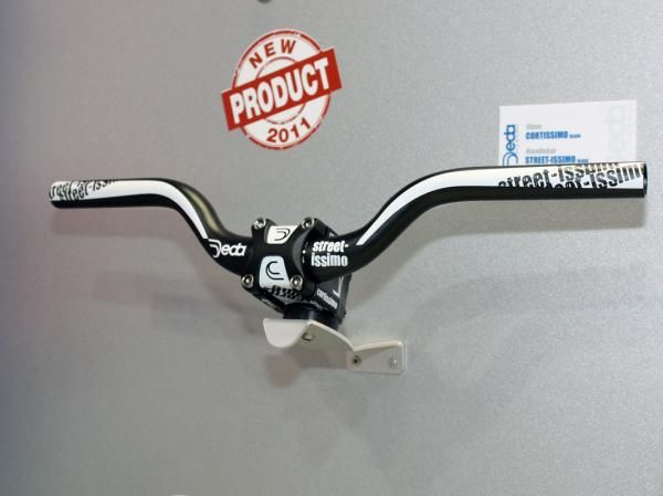 Deda caters to the fixie crowd with its Street-issimo handlebar and Cortissimo stem.