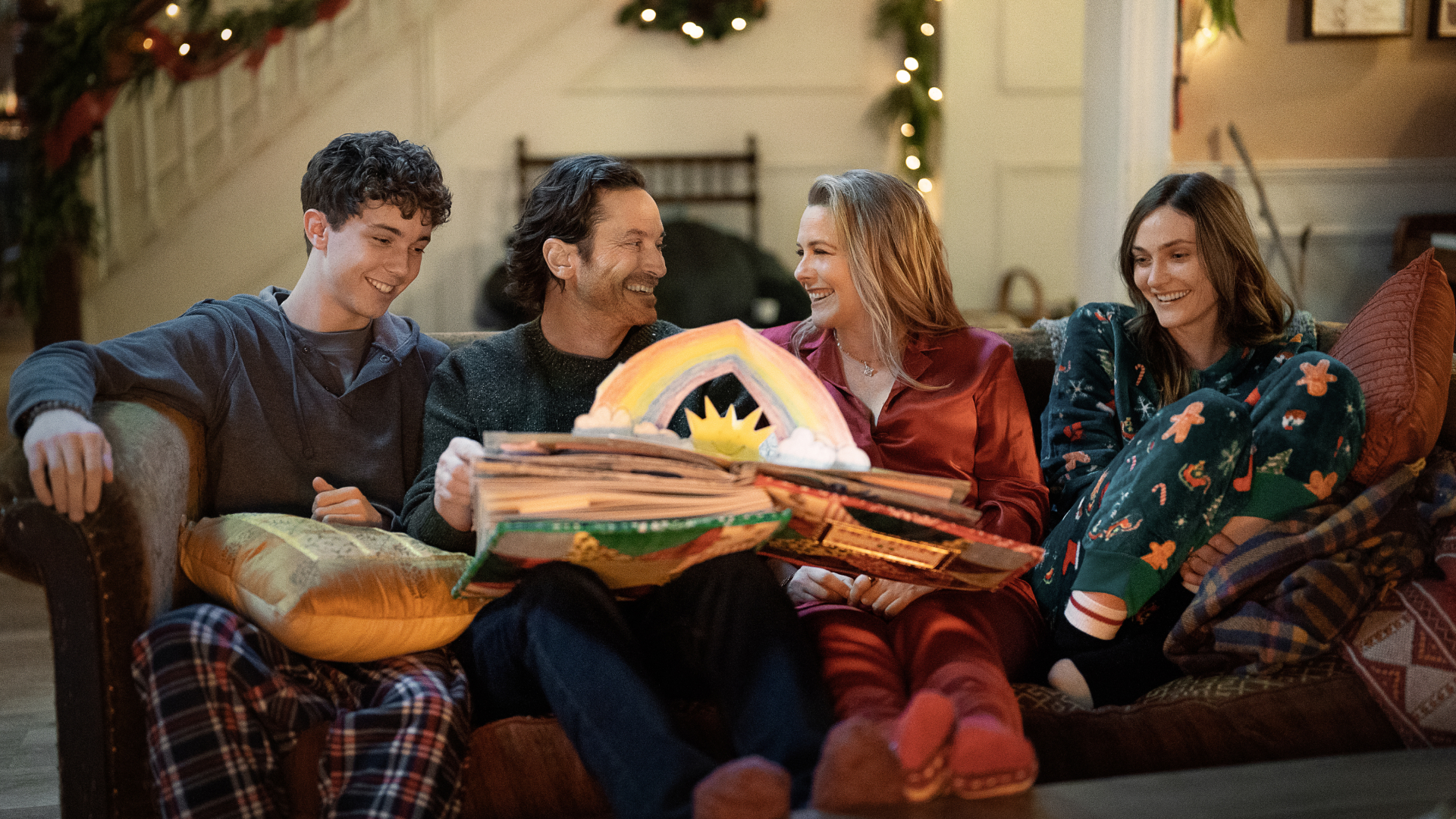 A Merry Little Ex-Mas. (L-R) Wilder Hudson as Gabriel, Oliver Hudson as Everett, Alicia Silverstone as Kate and Emily Hall as Sienna in A Merry Little Ex-Mas. Cr. Marni Grossman/Netflix © 2025