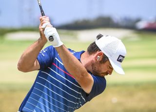 Louis Oosthuizen wearing earbuds