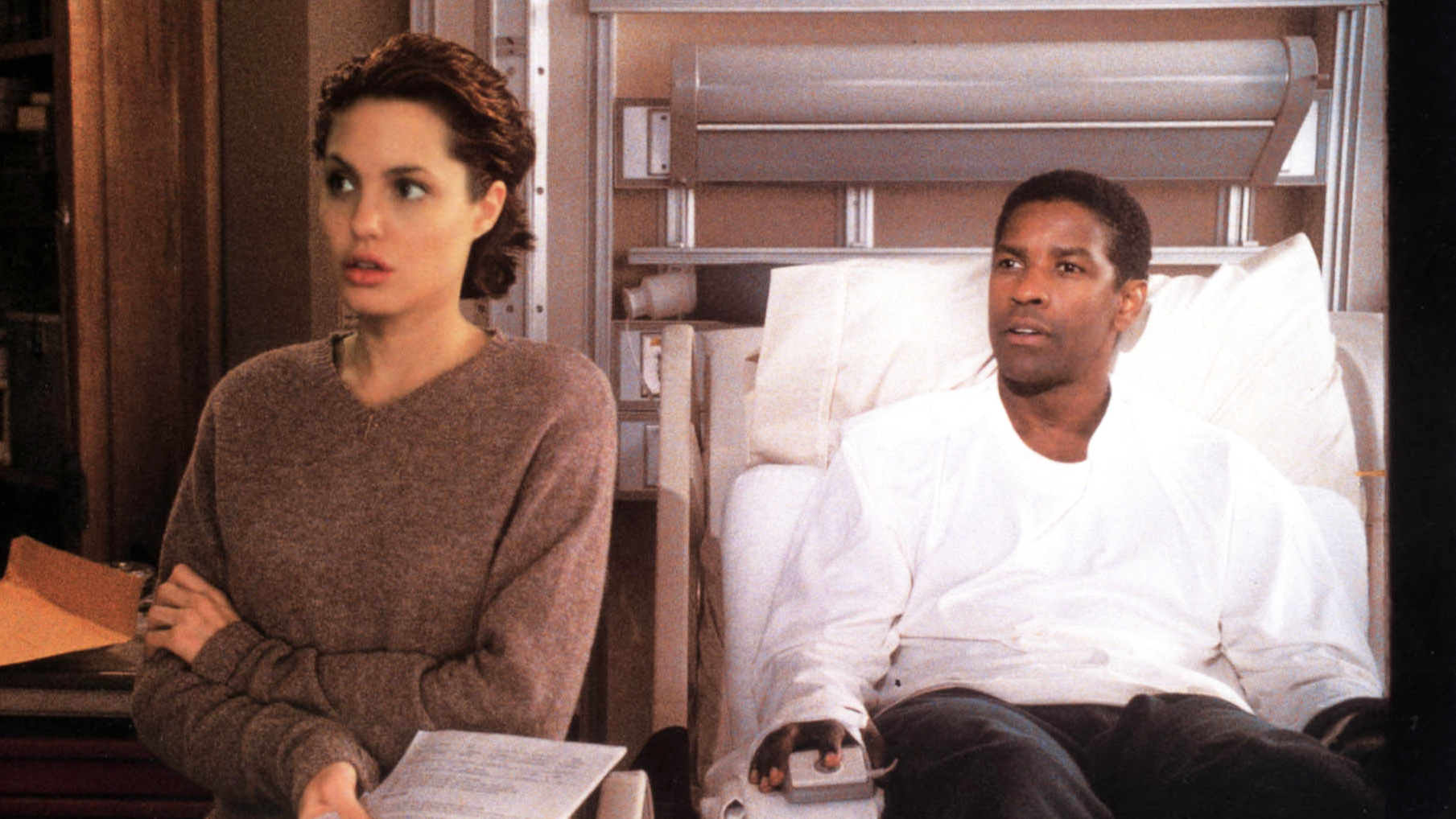 (L-R) Angelina Jolie and Denzel Washington in "The Bone Collector" (1999)