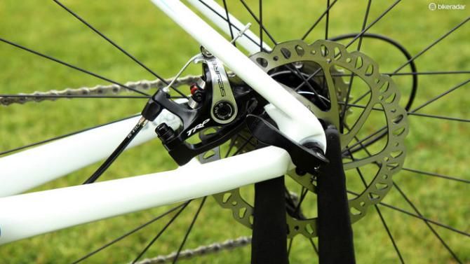 Models equipped with mechanical disc brakes upsize to 160mm-diameter rotors to make up for the decrease in power as compared to full-hydraulic setups