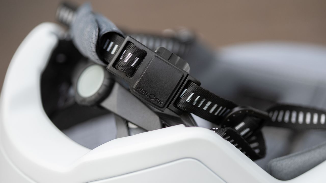 Xnito e-bike helmet fidlock buckle