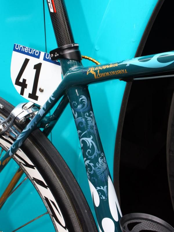 Like him or not, Alexandre Vinokourov's (Astana) Specialized S-Works Tarmac SL3 is a stunning machine.
