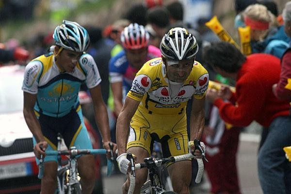 Leonardo Piepoli (Saunier Duval - Scott) still shows Souvenirs from his crash, as Contador tries to hold his wheel.