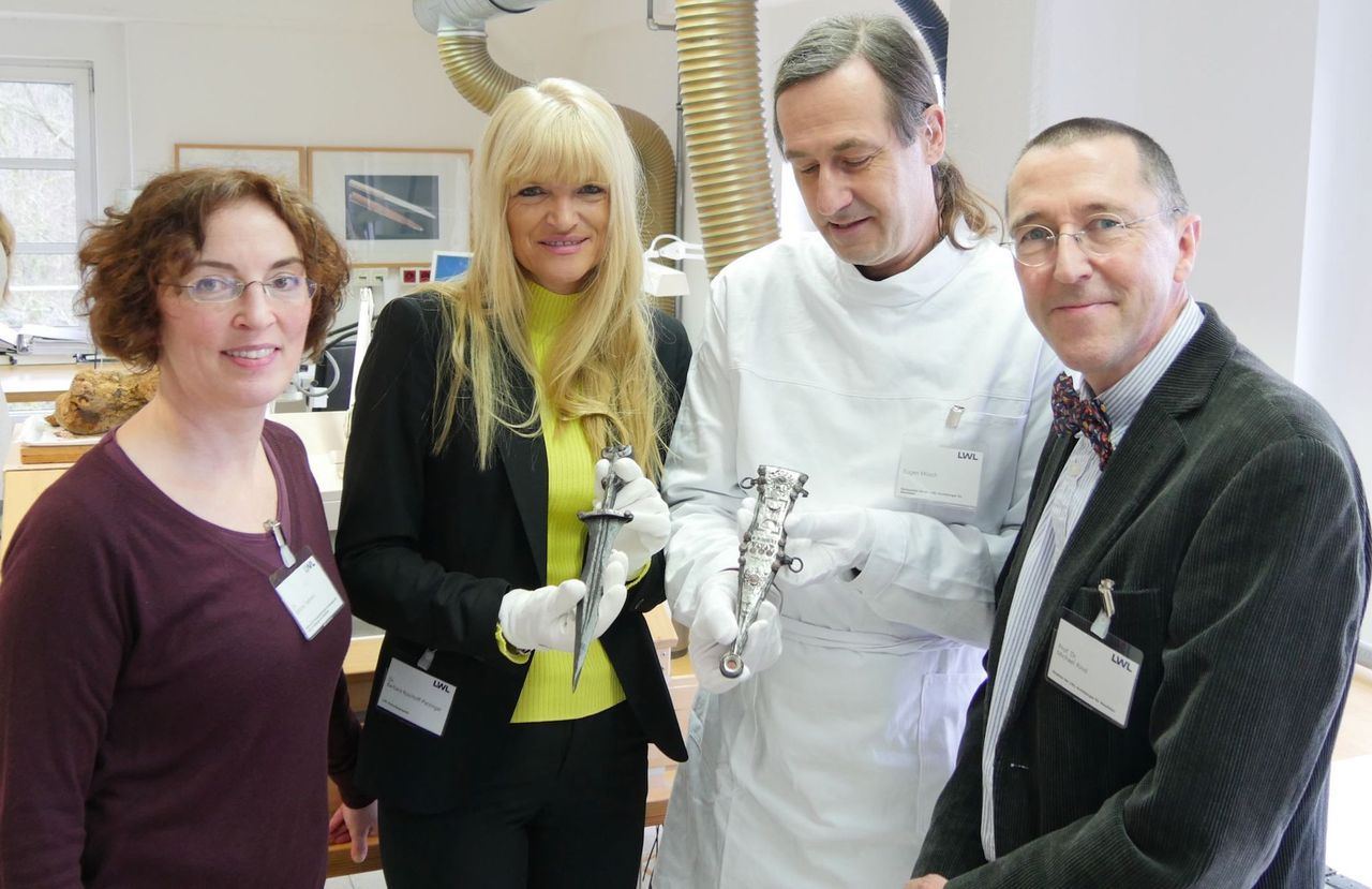 LWL-Roman expert Bettina Tremmel (left), LWL cultural department head Barbara R&uuml;schoff-Parzinger, LWL restorer Eugen M&uuml;sch and LWL chief archeology Professor Michael Rind present the Roman dagger.
