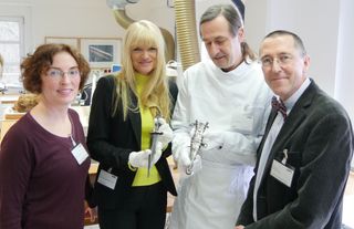 LWL-Roman expert Bettina Tremmel (left), LWL cultural department head Barbara Rüschoff-Parzinger, LWL restorer Eugen Müsch and LWL chief archeology Professor Michael Rind present the Roman dagger.