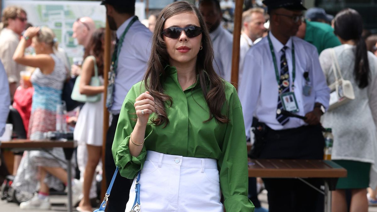 Petite Women Know This Shorts-and-Flat-Shoe Combination Always Looks Elevated