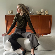 Anouk in dark brown wide-fit jeans and an olive green top
