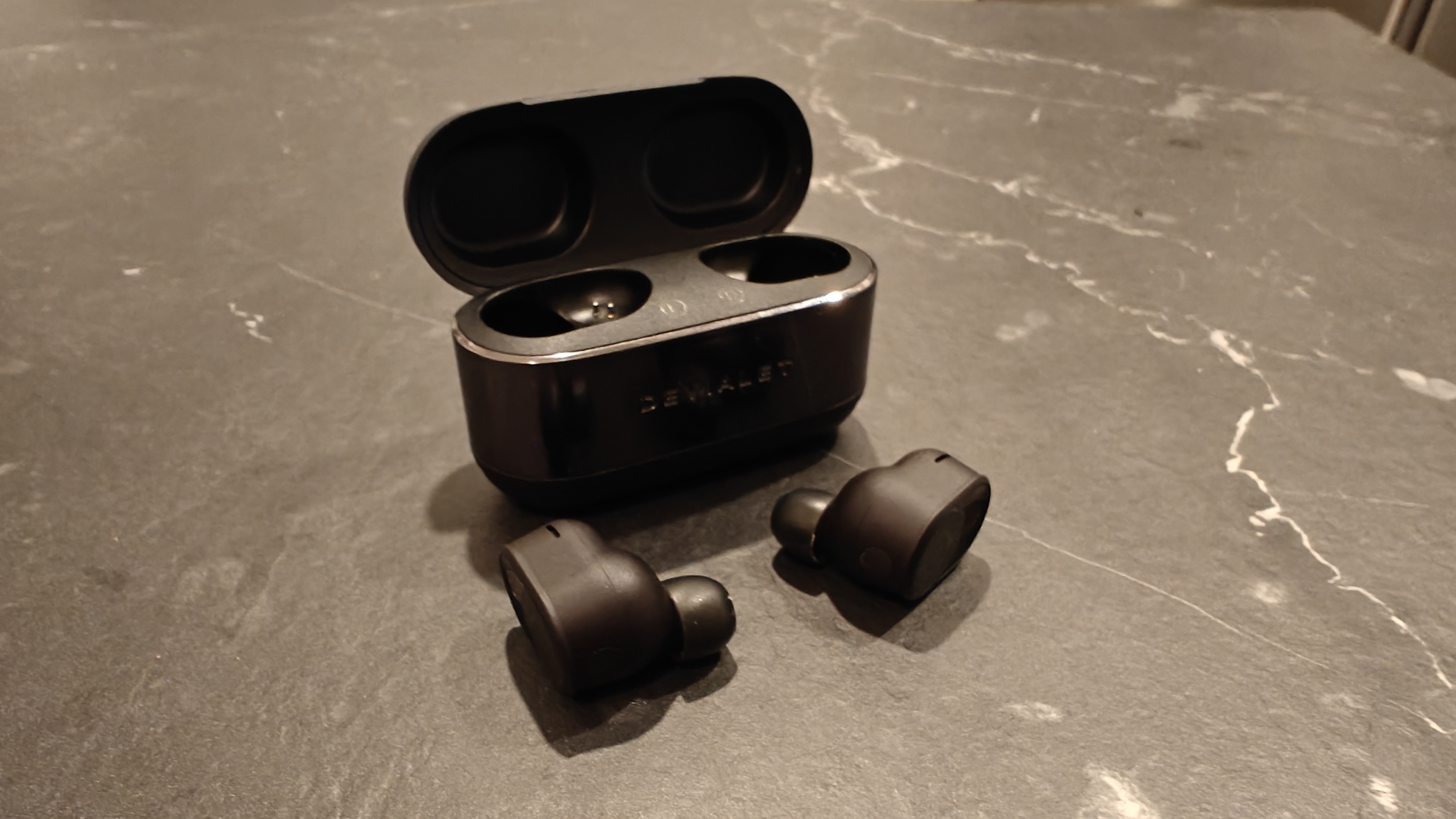 Devialet Gemini II kivisellä tasolla