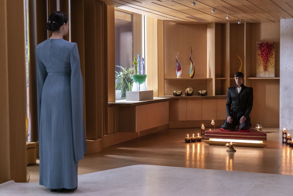 Spock&#039;s (and Michael Burnham&#039;s) parents Amanda (Mia Kirshner) and Sarek (James Frain) get a surprise visit in the &quot;Star Trek: Discovery&quot; episode &quot;Light and Shadows.&quot;