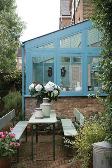 5 gorgeous shed paint ideas to update your garden quickly | Real Homes
