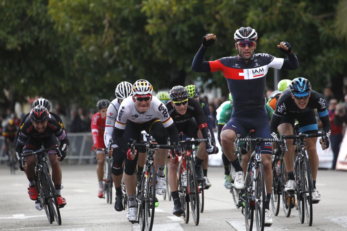 Matteo Pelucchi (IAM Cycling) beats Andr&eacute; Greipel (Lotto Soudal) in the mass finish