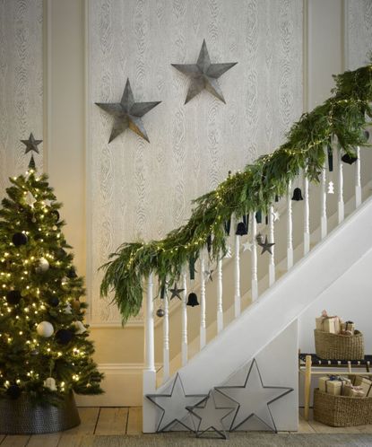 Christmas stair decor ideas: 18 festive looks for staircases | Homes ...