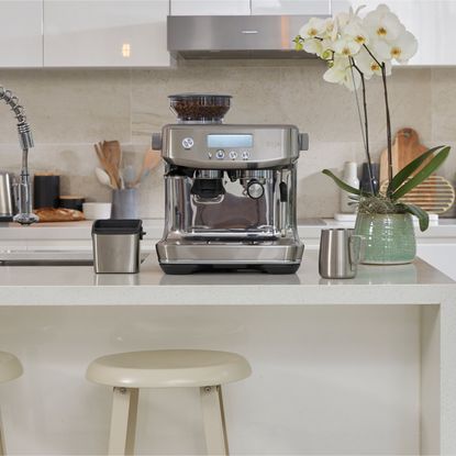 Sage coffee machine: The Barista Pro SES878BSS on a kitchen work top 