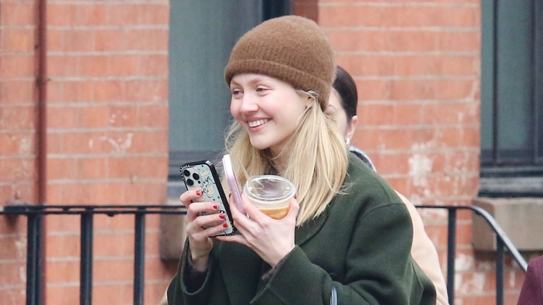 *EXCLUSIVE* New York City, NY Leslie Mann and Judd Apatow&rsquo;s daughters, Maude,28, and Iris Apatow,23, are all smiles while being playful with a dog after having lunch in Manhattan&rsquo;s West Village neighborhood. Maude looked stylish in an oversized Ganni jacket.Pictured: Iris ApatowBACKGRID USA 17 FEBRUARY 2026 BYLINE MUST READ: BrosNYC / BACKGRIDUSA: +1 310 798 9111 / usasales@backgrid.comUK: +44 208 344 2007 / uksales@backgrid.com*UK Clients - Pictures Containing ChildrenPlease Pixelate Face Prior To Publication*