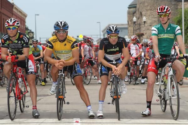 The jersey leaders line up for the start.