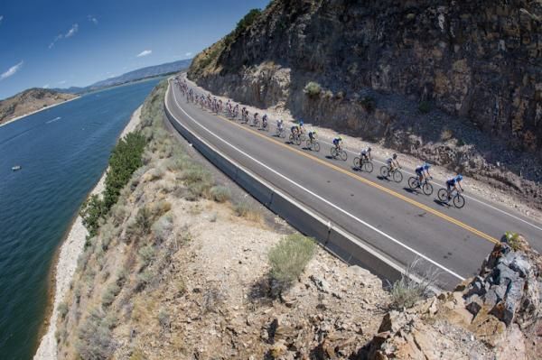 The peloton gets strung out on its way to Alpine Loop