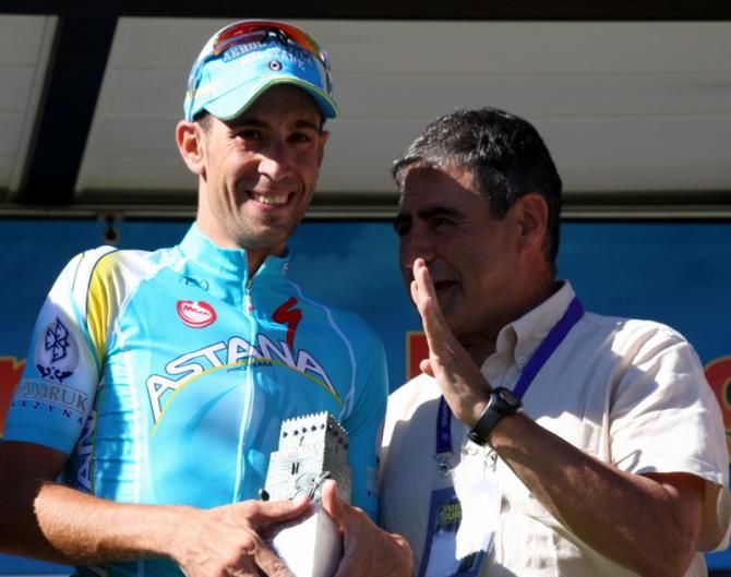 Vicenzo Nibali, happy while stalked by a politician
