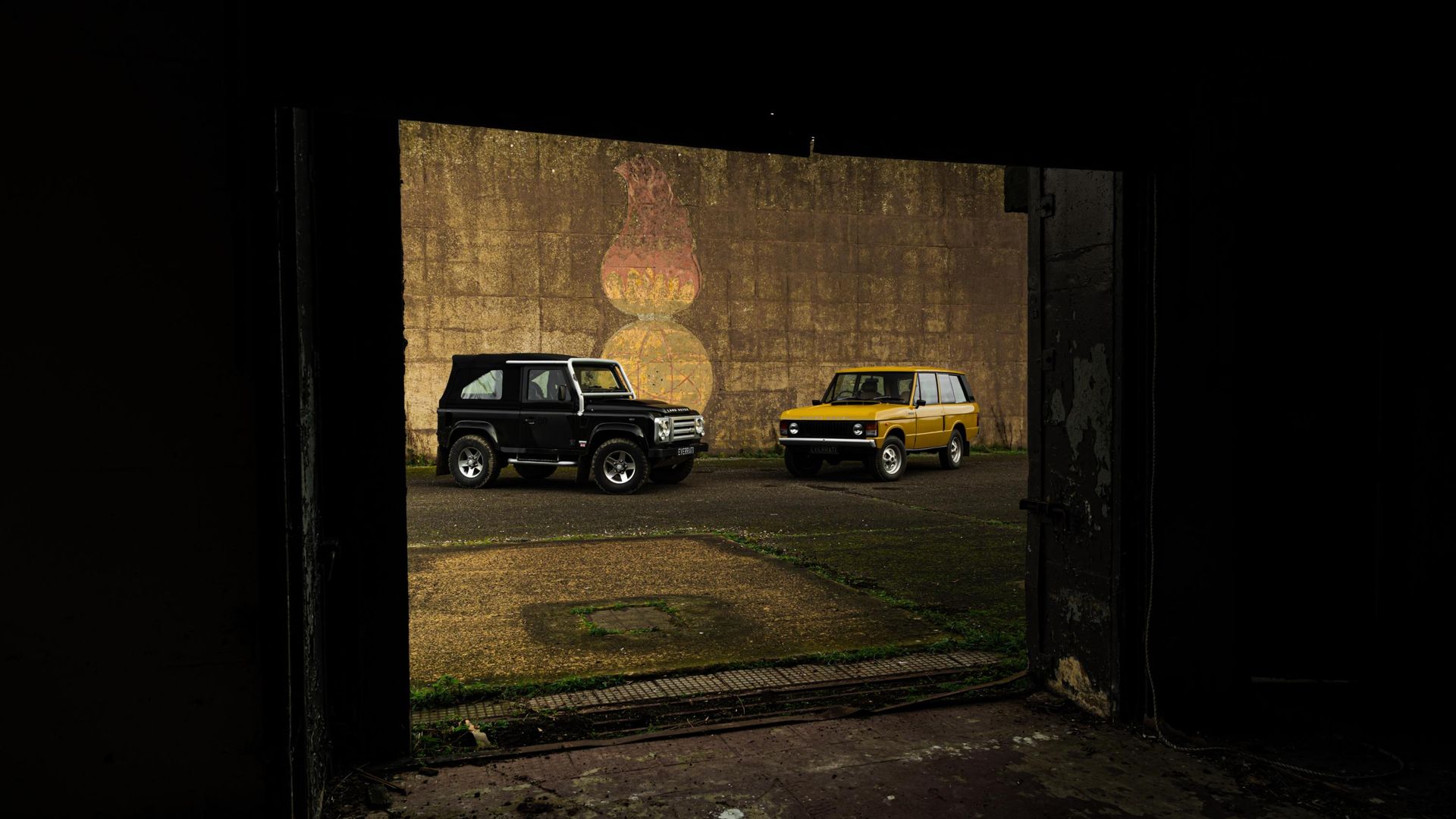 Everrati Electric drive classics, Land Rover Defender (left), Range Rover Classic (right)