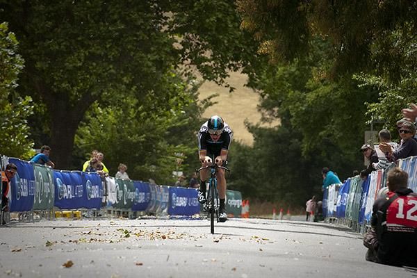 Michael Rogers heads up the home straight in Learmonth and into the bronze medal position.