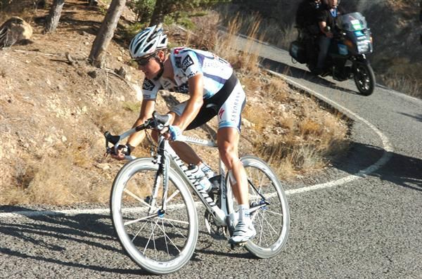Jakob Fuglsang (Saxo Bank) flies past