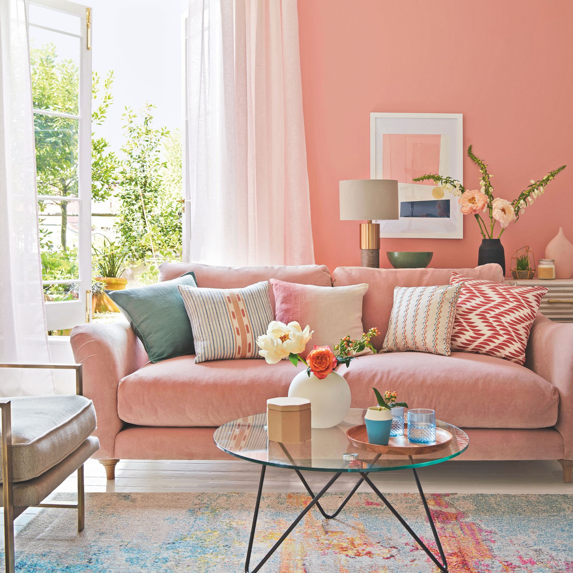 A pink living room wiht white and blue accents