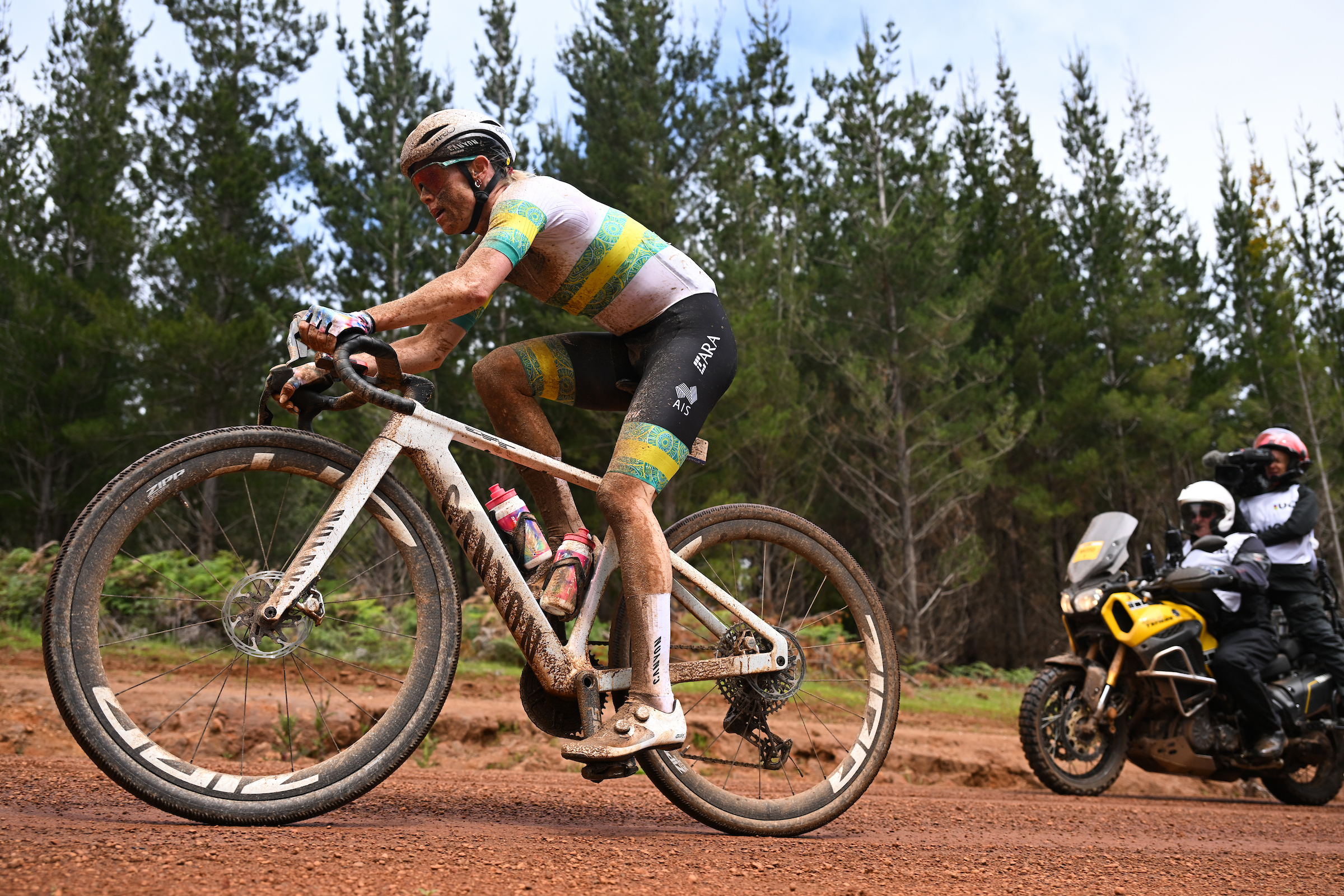 UCI Gravel World Championships 2026 elite women LIVE - Group of five ride clear in the rain