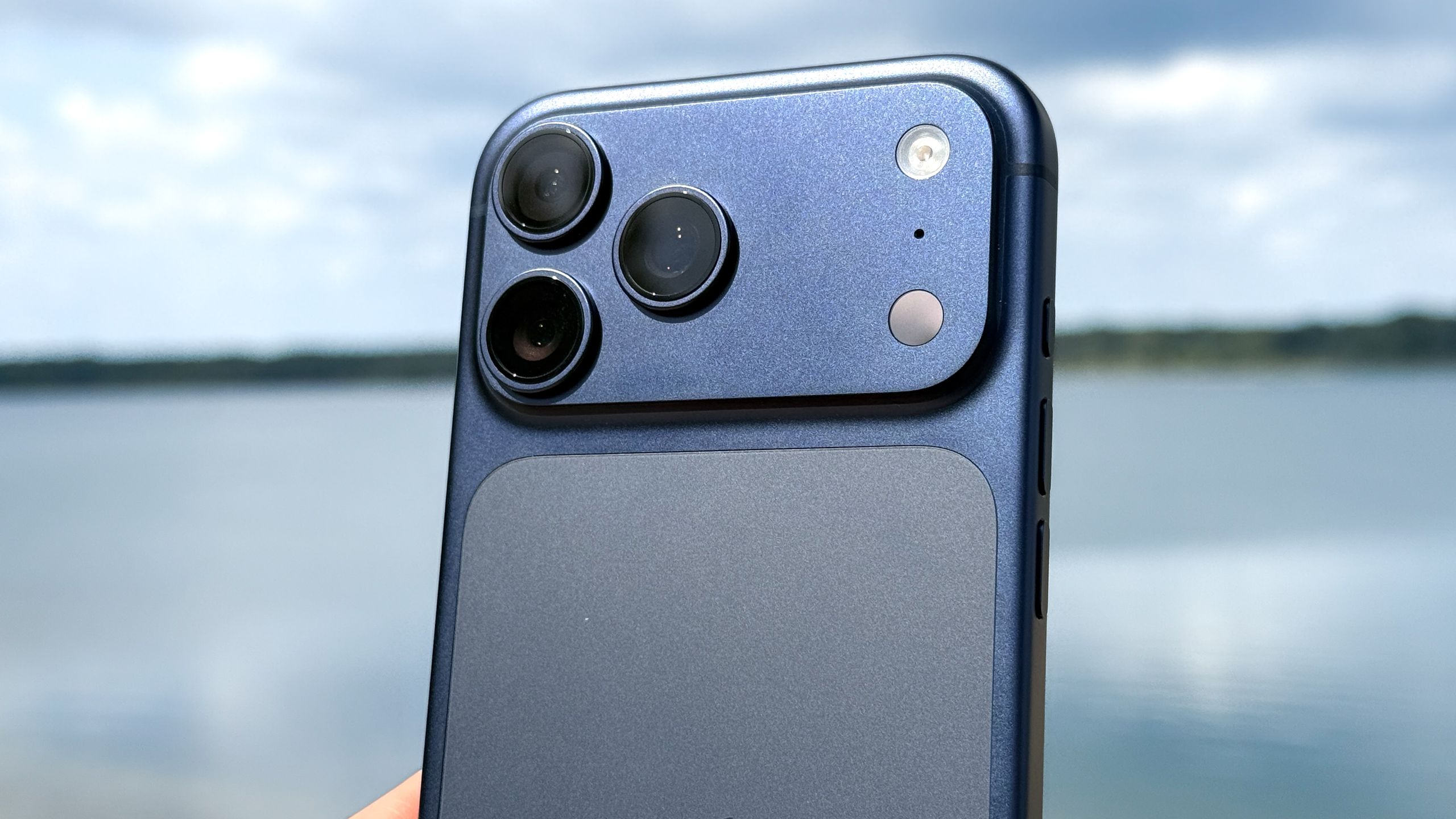 گوشی‌های هوشمند نازک‌تر و سبک‌تر می‌شوند. آیفون 18 پرو مکس ممکن است راه دیگری را طی کند