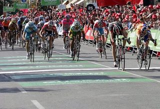 Alejandro Valverde (Caisse d'Epargne-Illes Balears) just beats Oscar Freire to win stage 1