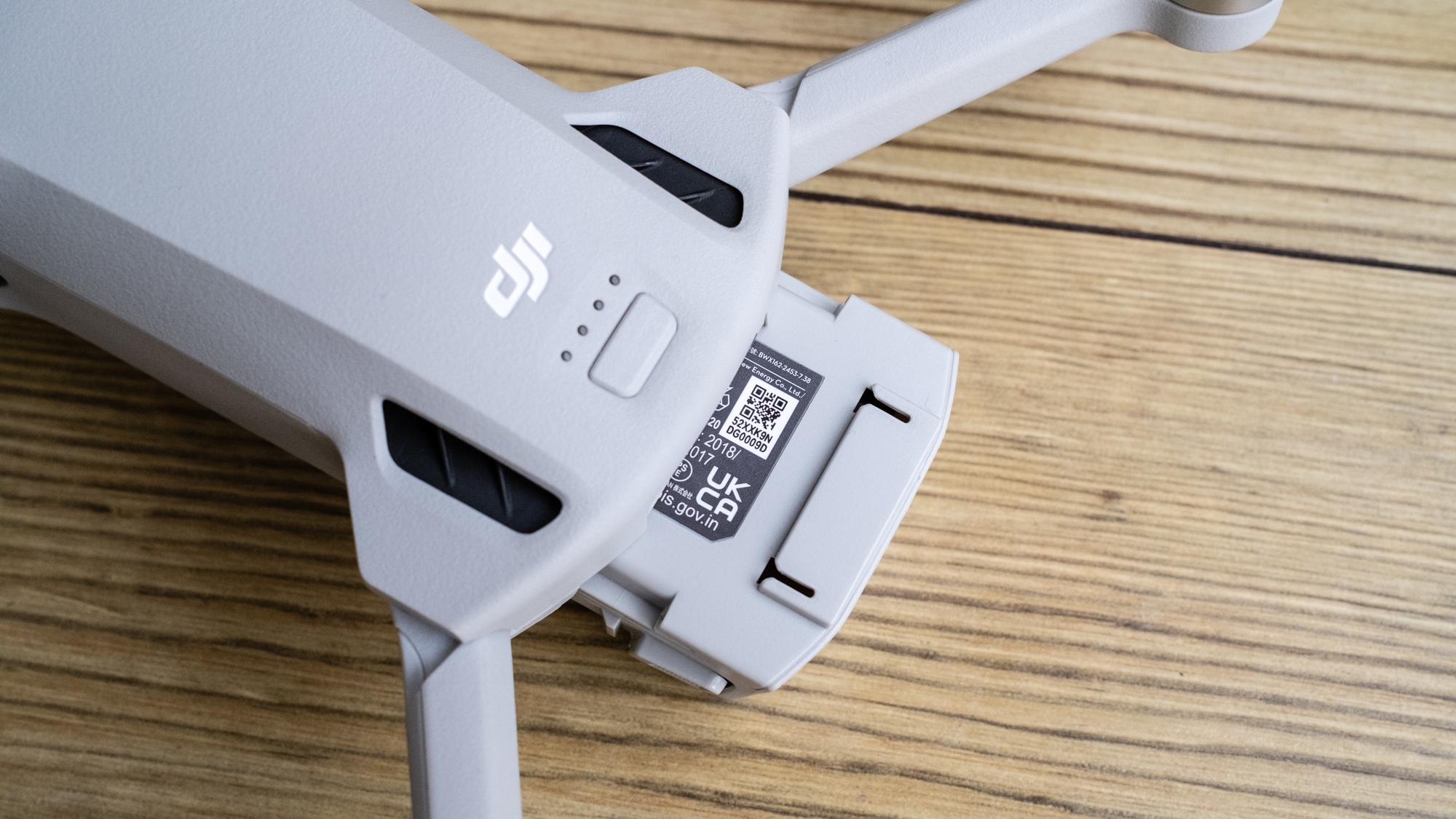 La parte superiore del DJI Mini 3 e il vano batteria sono in evidenza