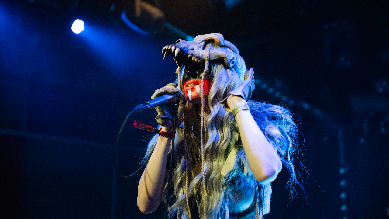 Asrunn singing on stage