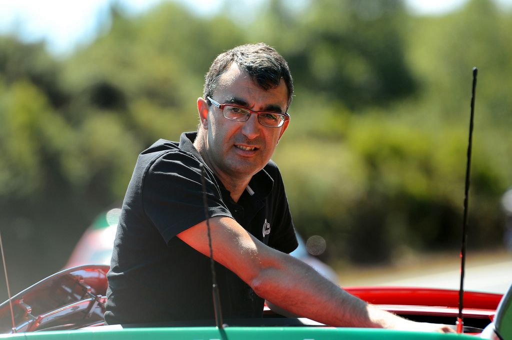 Javier Guill&eacute;n in the Vuelta race director's car
